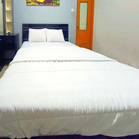 D'Waru Homestay Syariah Near Jl Slamet Riyadi Mitra Reddoorz Solo Exteriör bild
